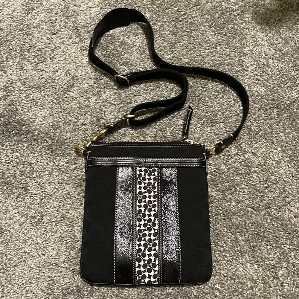 Coach cross over bag, pre-owned, almost new. Great condition